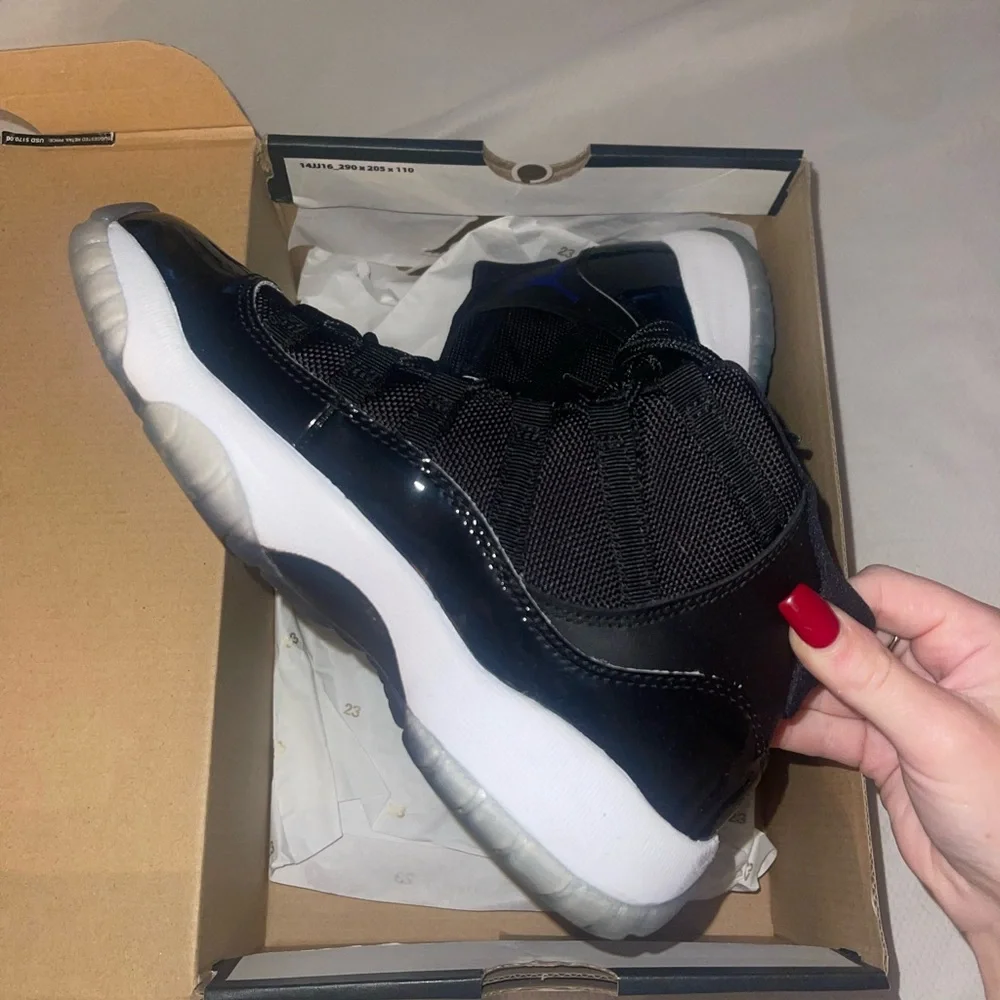 Air Jordan 11 Retro "Space Jam 2016 Release" sneakers - Picture 5 of 9